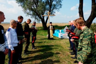 Поклонный крест недалеко от деревни Петровичи
