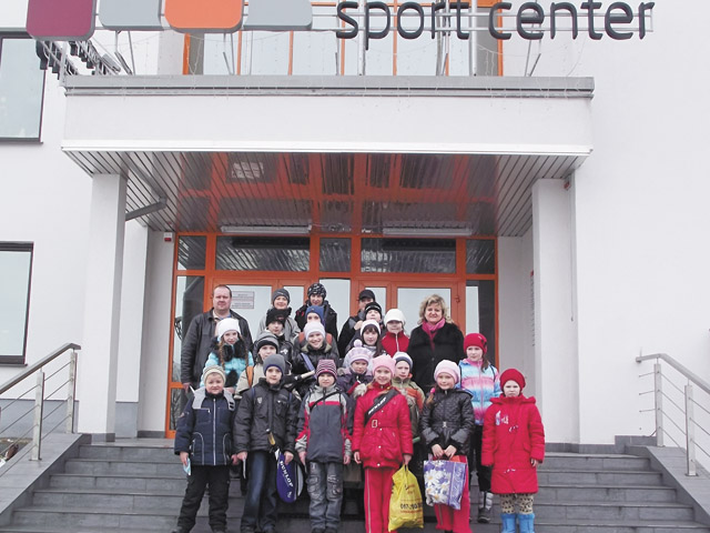 Юные теннисисты СДЮШОР№1 и Валентина Ковалева возле спортивного центра Максима Мирного