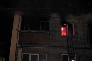 Из-за пожара у соседей семье пришлось сидеть на балконе