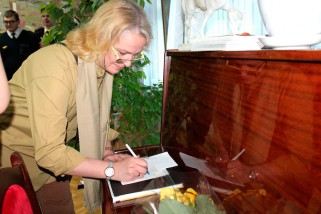 Марина Быкова раздавала автографы и отвечала на вопросы светлогорцев.