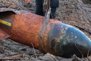 В деревне Песчаная Рудня обнаружили бомбу времен войны.