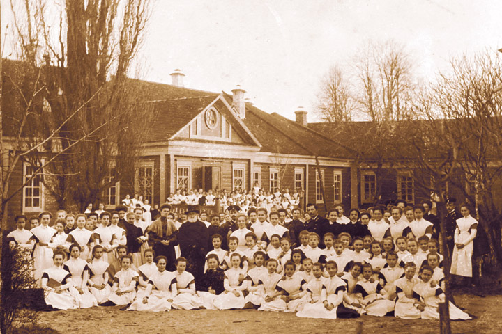 Выпускной фотоальбом 39-го выпуска Паричского женского училища Духовного ведомства 1910 года