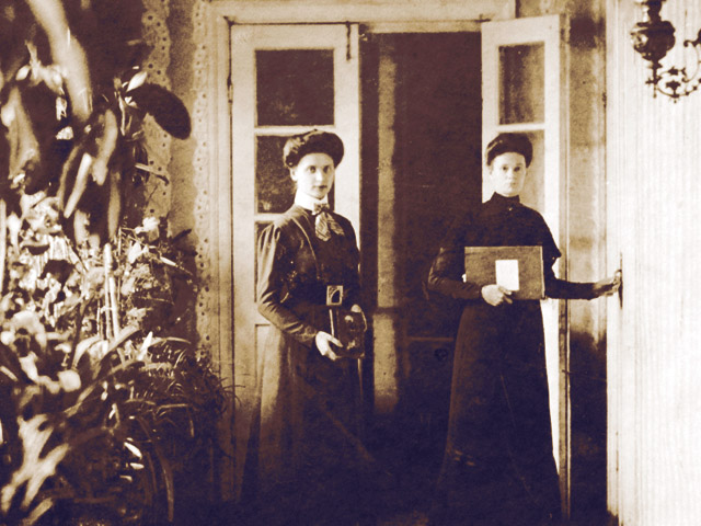 Выпускной фотоальбом 39-го выпуска Паричского женского училища Духовного ведомства 1910 года